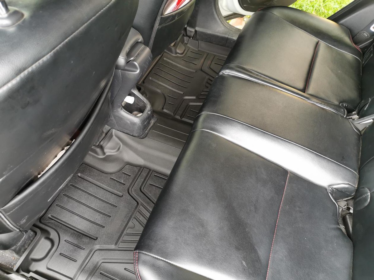 汽车里一股臭脚味,汽车脚垫有臭味怎么消除