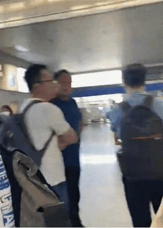 张杰谢娜在机场接受采访,谢娜张杰当众打电话原视频