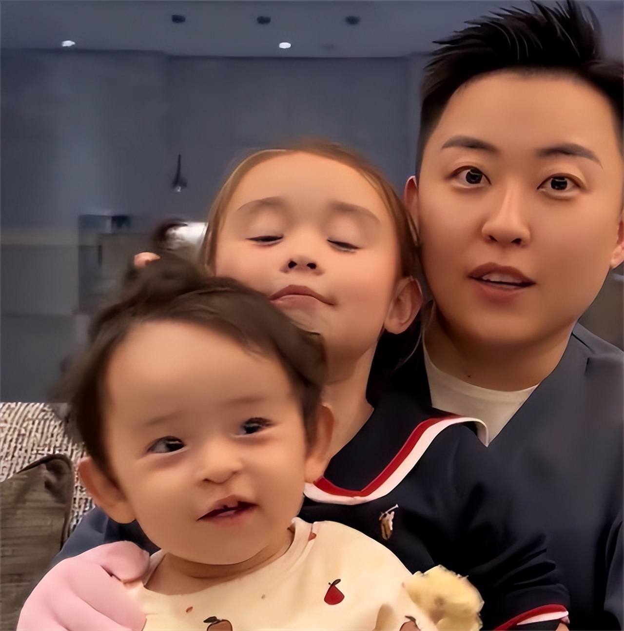 女子花50万生混血孩子,女子斥巨资生混血女儿新闻