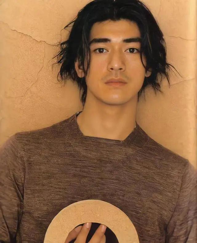 不演戏回归舞台,娱乐圈难得一见的金城武