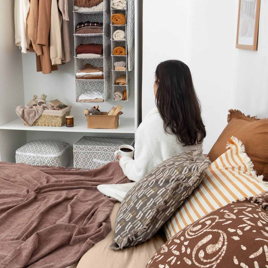 卧室门到天花板还打柜子不,小卧室装修墙面上打隔板放东西