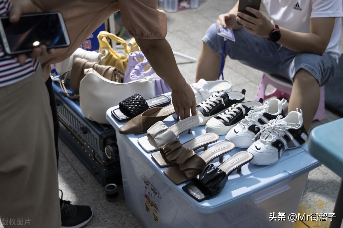 摆摊卖饭团生意真的很火吗,摆地摊卖饭团女生崩溃痛哭