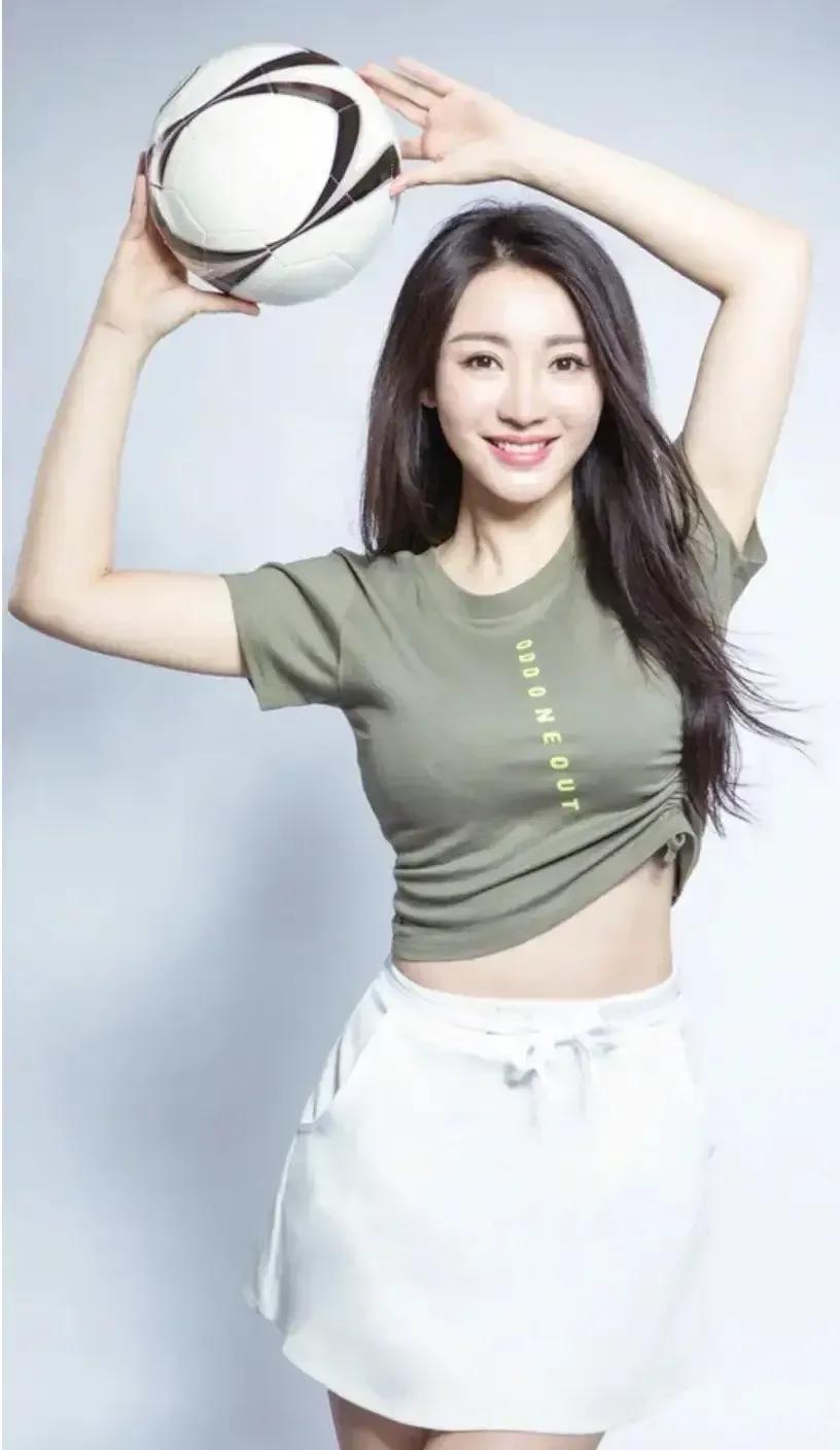 柳岩世界杯狂欢夜变身足球宝贝,世界杯柳岩化身足球宝贝