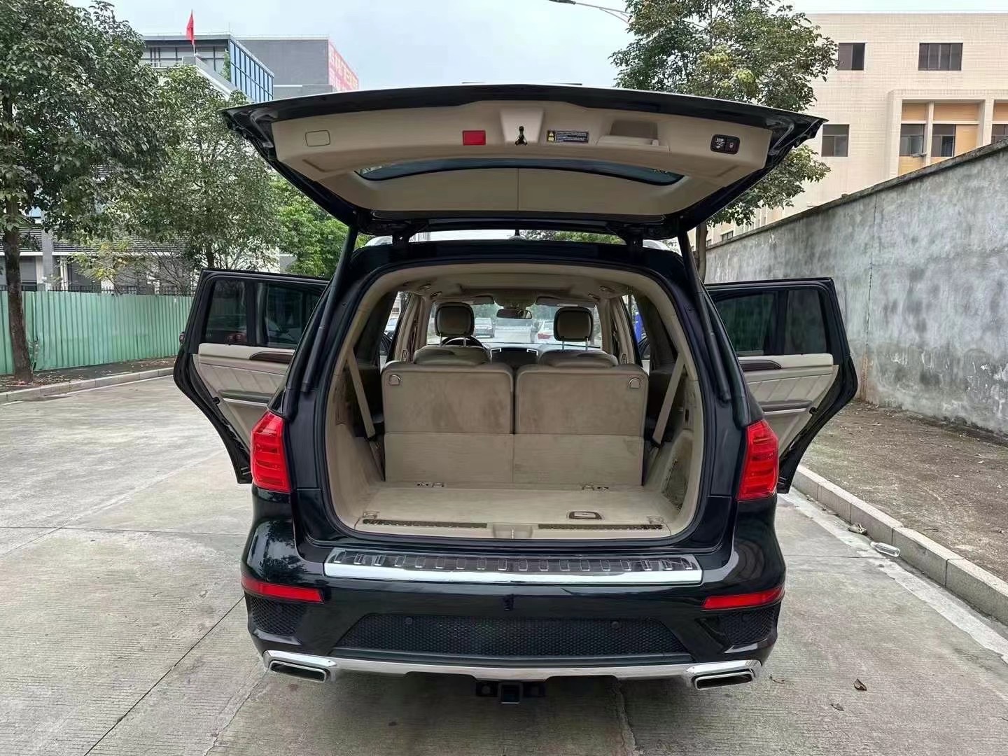 浙江小伙花23万买了一台奔驰GL550去旅行，女朋友：我们结婚吧。