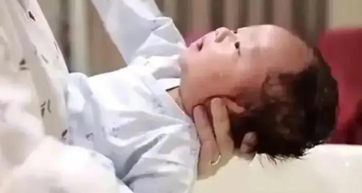 婴儿头发两边秃如何生长,宝宝斑秃的地方能长出头发吗