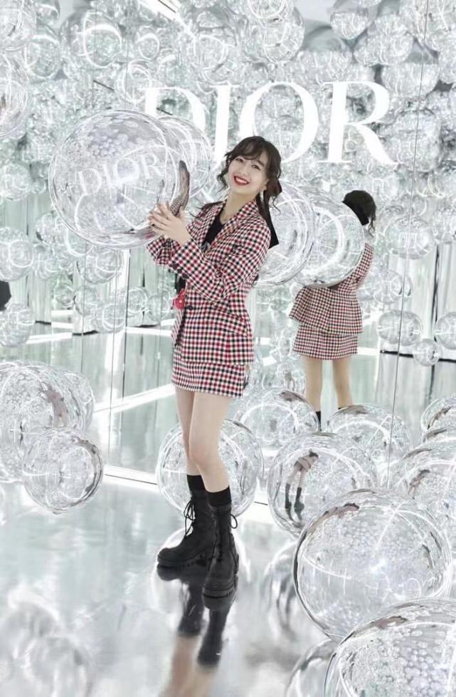 木村心美西装,木村心美穿羽毛连衣裙