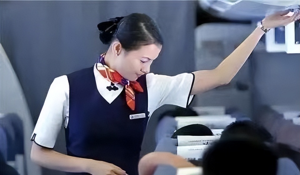 空姐飞机上推销40分钟产品引热议,空姐推销商品40分钟