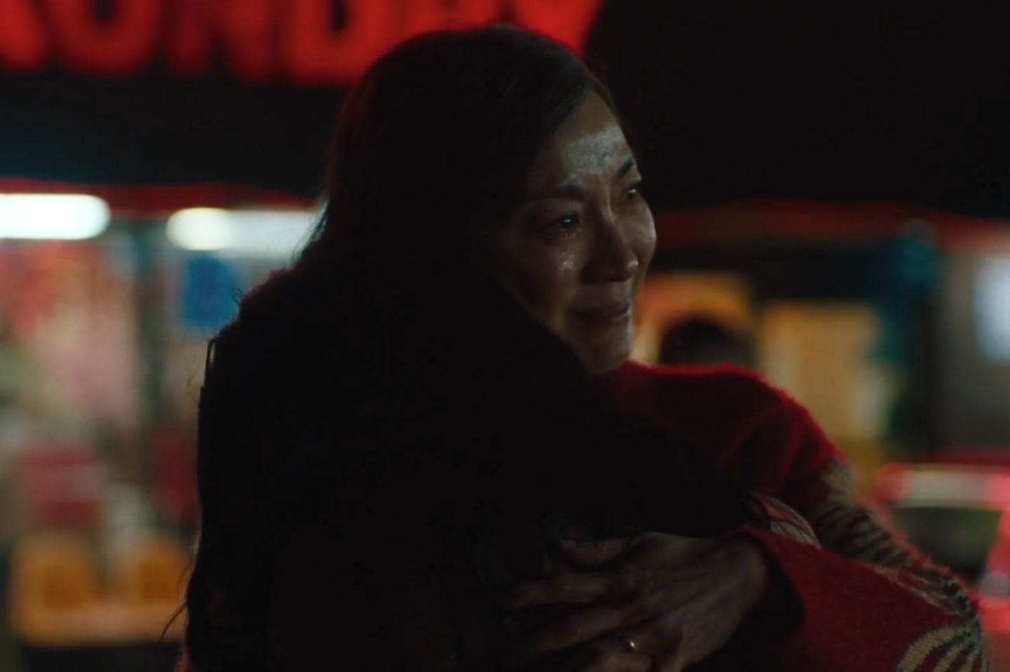 瞬息全宇宙——美国亚裔版的你好，李焕英