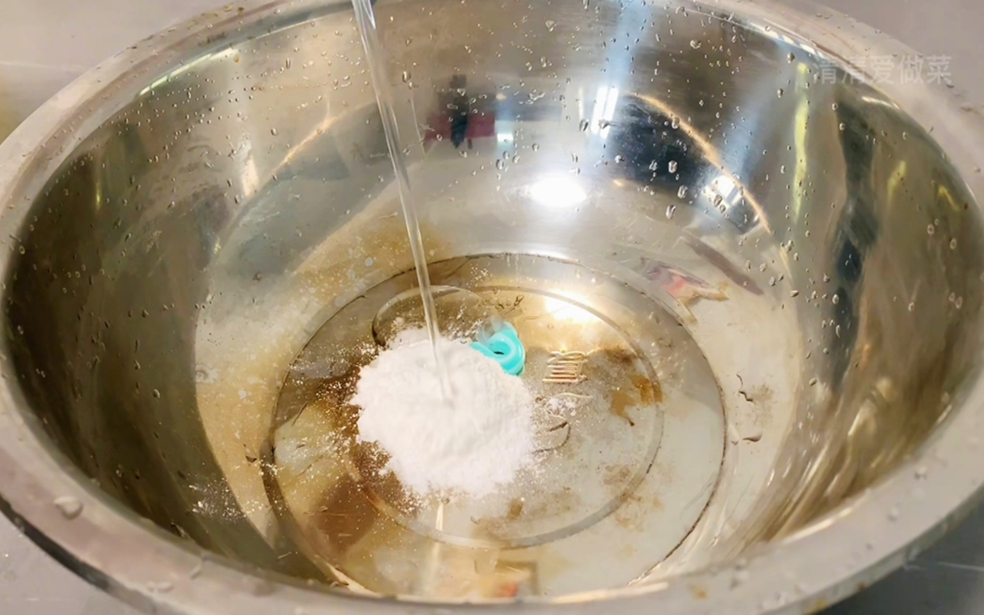 煤气灶太多油了该用什么清洗,煤气灶顽固油污