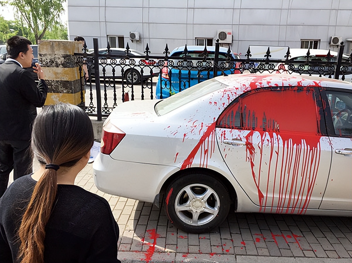 2015年男子打游戏时,腿部出现神秘红点,去医院检查才发现中弹了