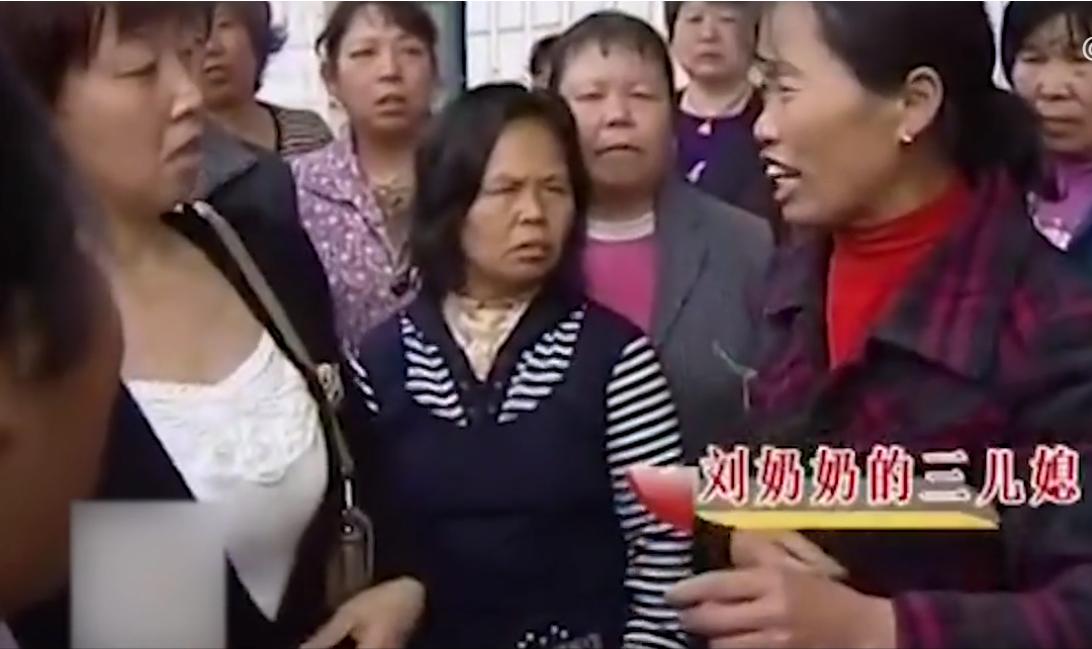 湖南88岁老太喝药自杀，三儿子围看等老人咽气，放话她早该死了!