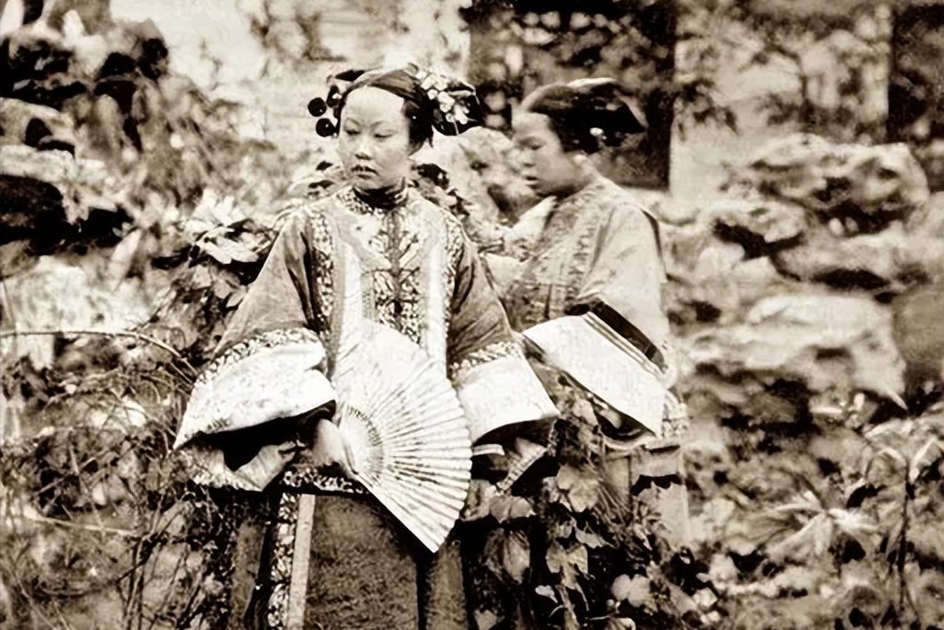 摄影师拍摄的戴清朝护甲的女人,外国摄影师镜头下清朝