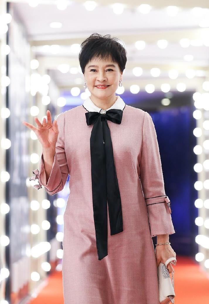 冯远征和老婆唐装照片,冯远征老婆穿红裙