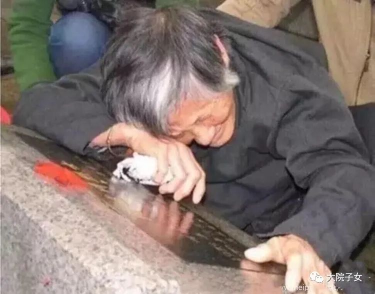 对越自卫反击战高校,向参加过自卫还击的战友们敬礼