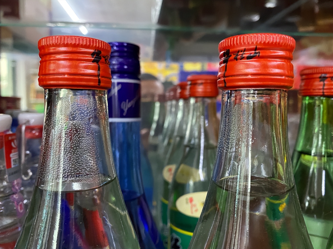 勾兑酒的“偶像”，靠添加勾兑年销百亿，十几块的牛栏山凭什么？