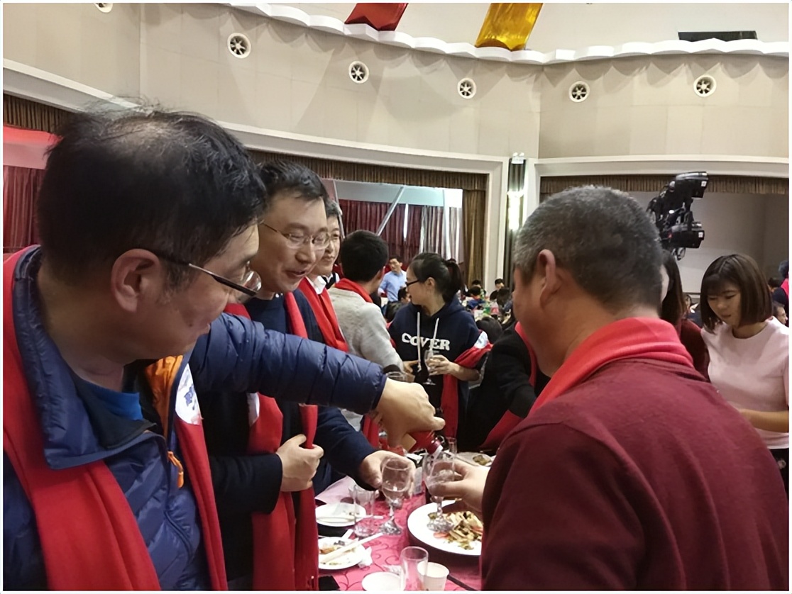 喝完酒见风就晕怎么回事,醉酒后睡醒还晕怎么办