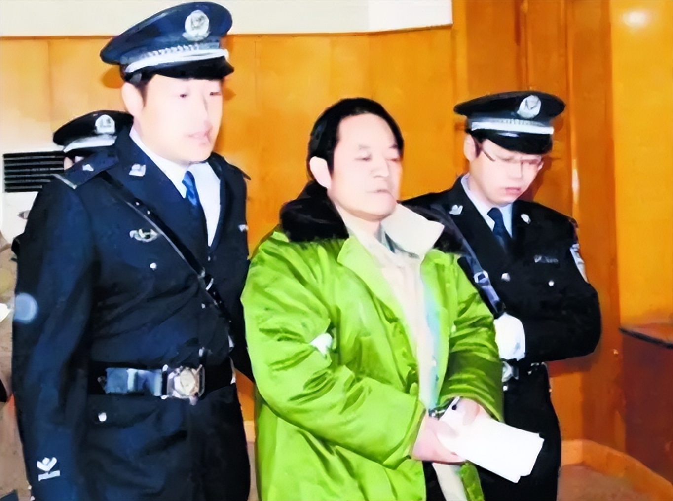 郑州原纪委书记落马记:茶叶盒藏巨额存折,老婆3毛卖“破烂王”