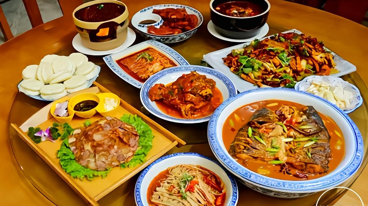 四川3人组团到青岛旅游，点8菜花380块，看到菜品他们偷笑:真实惠