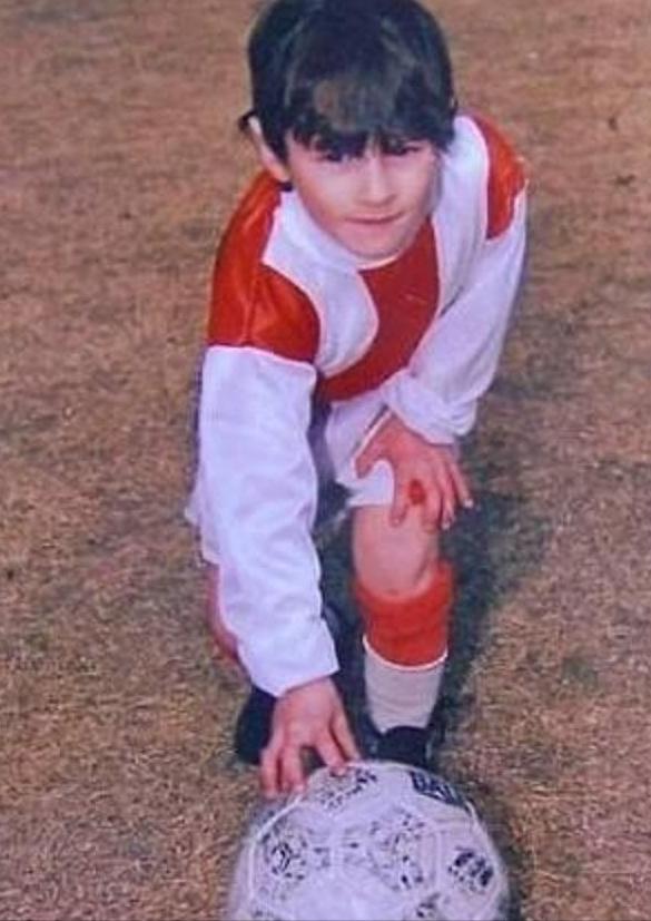 足球史上梅西悲伤时刻,梅西从足球天才到伟大的巨星