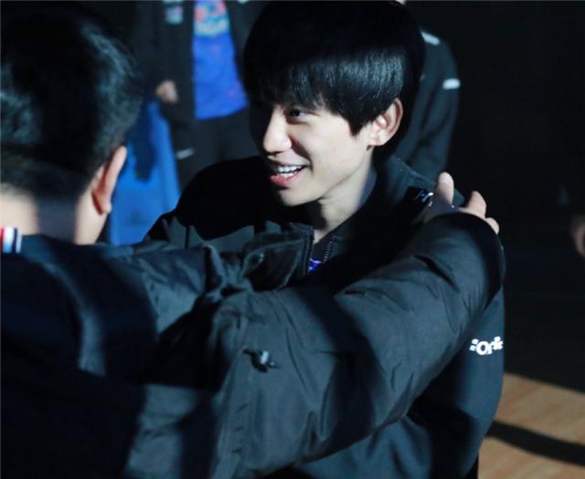 冠军中单doinb被抓,doinb单杀rookie喝水