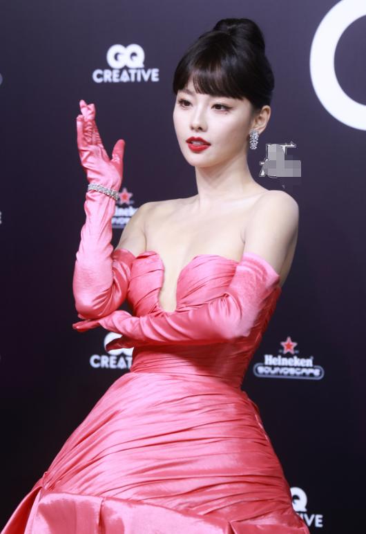 李沁gq红毯点评,gq红毯李沁第二套衣服