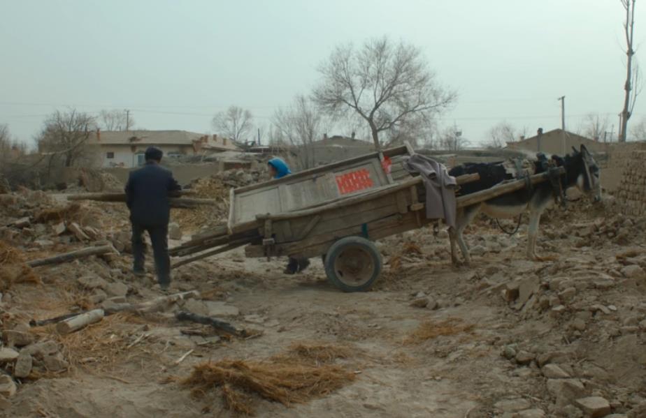 不曾拥有，就不会悲伤。《隐入尘烟》背景中的「囍」字