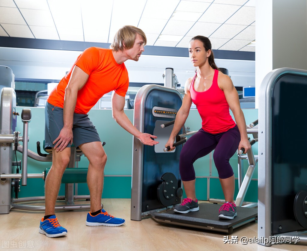 深蹲的标准动作能锻炼什么,深蹲锻炼核心力量吗