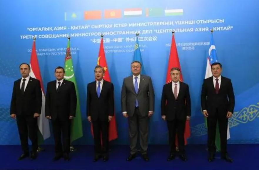 中国缺席金砖峰会，秦刚外长致电南非，印度心生忧虑