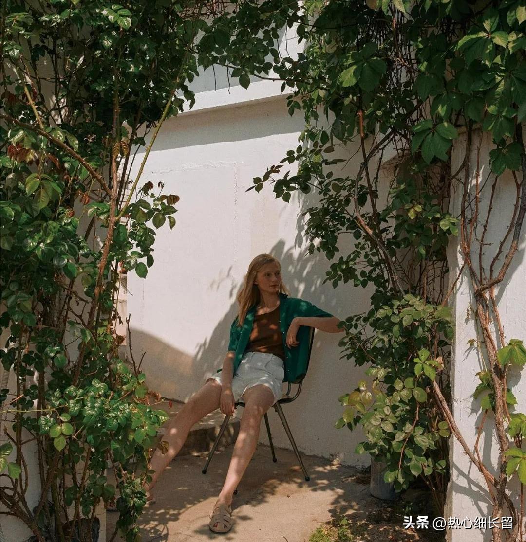 短袖衬衫的基础穿法越简单越时髦,短袖中长款衬衣穿搭技巧