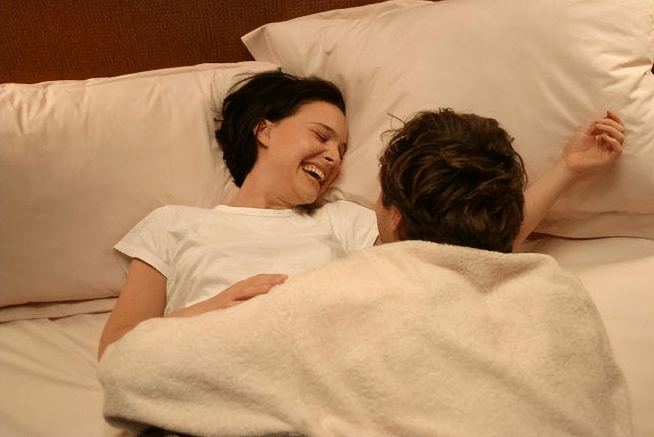 女性经期排出来的血块是什么原因,中年女性大姨妈来有血块怎么回事