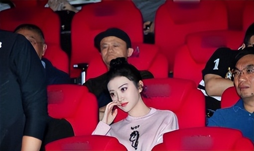 背景成谜景甜：坐拥3.5亿豪宅，拒绝张继科被金主强捧十年不红