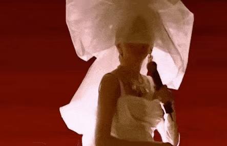 露骨成这样，却没人嘲她「色情」