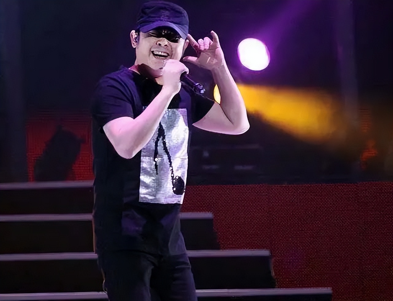 那英怒踹粉丝,那英当众踹粉丝惹争议