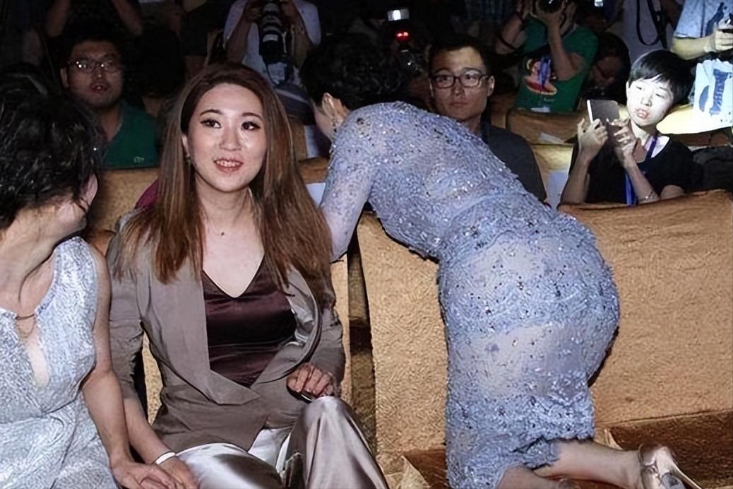 露*裤底**、露下乳、穿渔网内衣，女星们的穿着真的可以随心所欲吗？