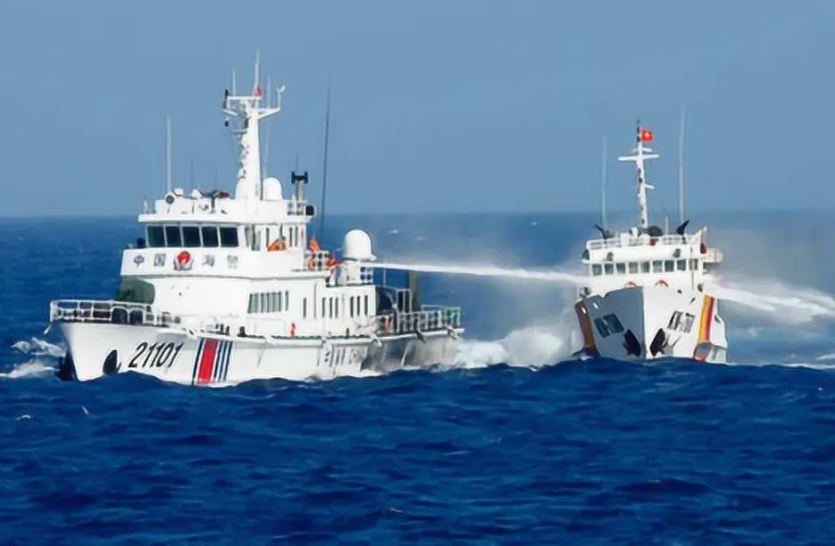 中国海警船在南海执法,南海海警船与菲律宾对峙