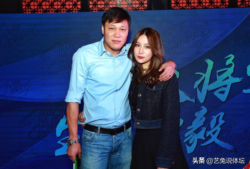 范志毅女儿妻子同框,范志毅女儿和他现任妻子