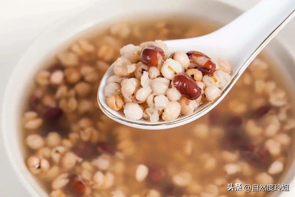 夏天手脚起小水泡严重脱皮,手脚长痒痒的小水泡