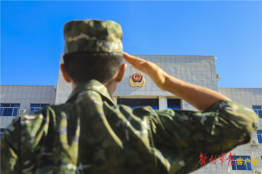 致敬退伍老兵的迷彩青春,退伍季时光不负迷彩青春