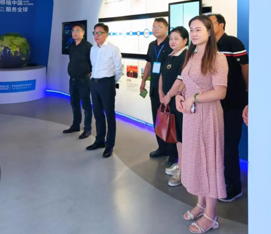 南京工业大学徐州校友座谈会在江苏万邦生化医药集团公司召开