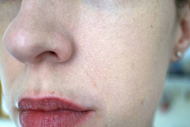 是不是不擦粉底液皮肤会慢慢变好,每天化妆的女孩好不好