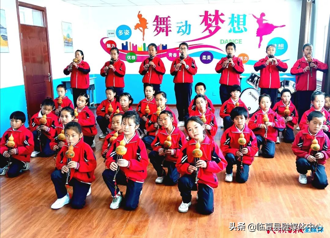 表演竹竿舞跳绳,跳绳竹竿舞大课间