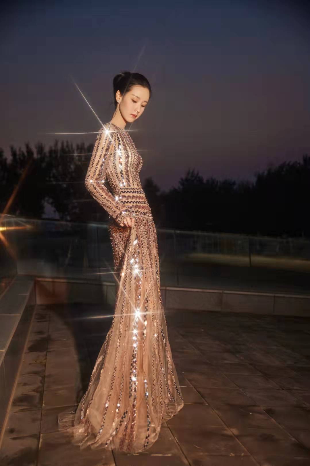 陈都灵露腰黑裙造型好美,陈都灵轻熟风造型