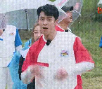 王鹤棣出席活动微博惊艳,王鹤棣一夜爆红的反应