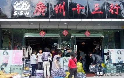 摆地摊卖衣服好还是卖饰品好,乡镇摆地摊卖衣服赚钱吗
