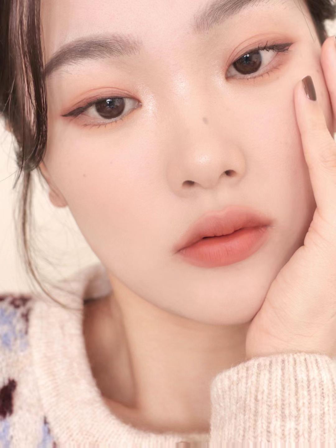 建议女人不管多老出门尽量化淡妆,新手该如何化淡妆呢女生