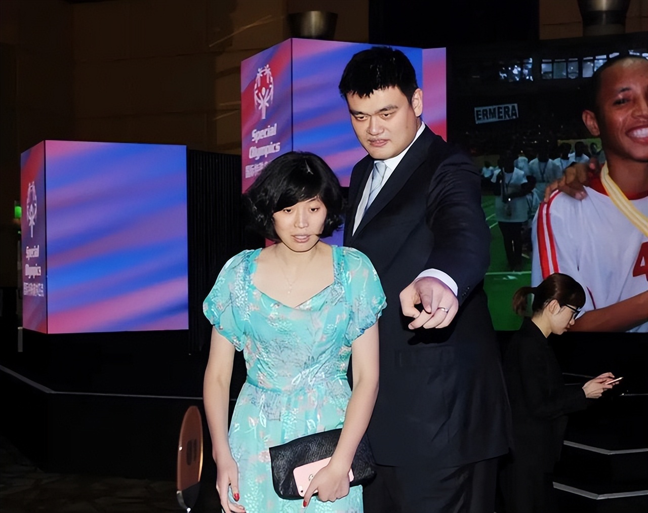 姚明和妻子叶莉近照 (姚明老婆叶莉个人资料简介)