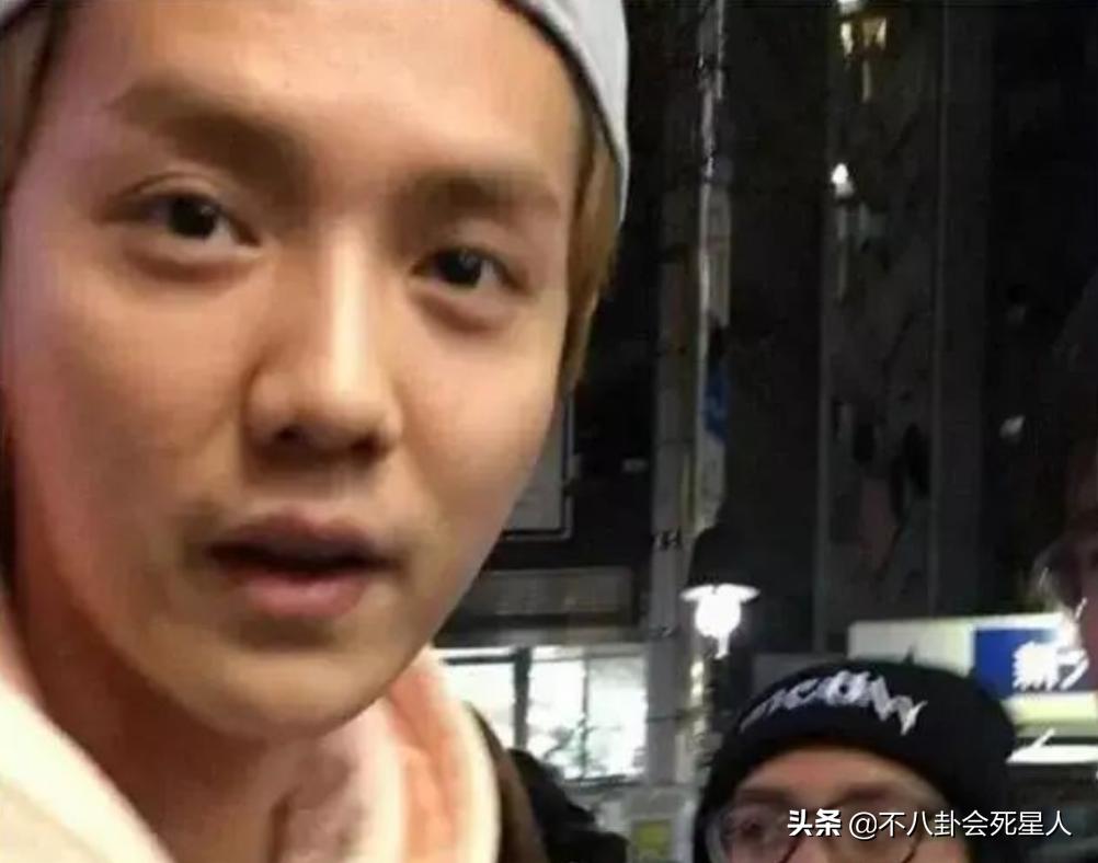 男人味也能“造假”？眉毛稀疏、画腹肌、贴鬓角，张艺兴差距最大