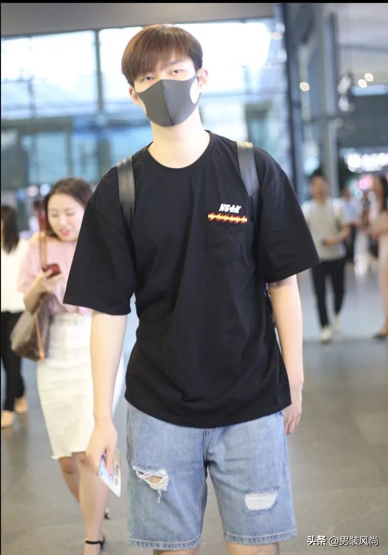 大容量包包高级感简单大方搭配,夏季型男必备的6款包包搭配指南