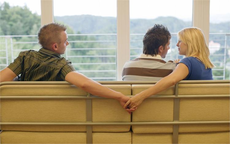 妻子出轨生下情人孩子，被丈夫发现后跳楼，法院竟要丈夫付医药费