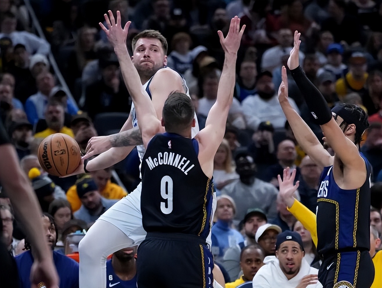 东契奇运球被字母哥抢断,东契奇被两个球星包夹